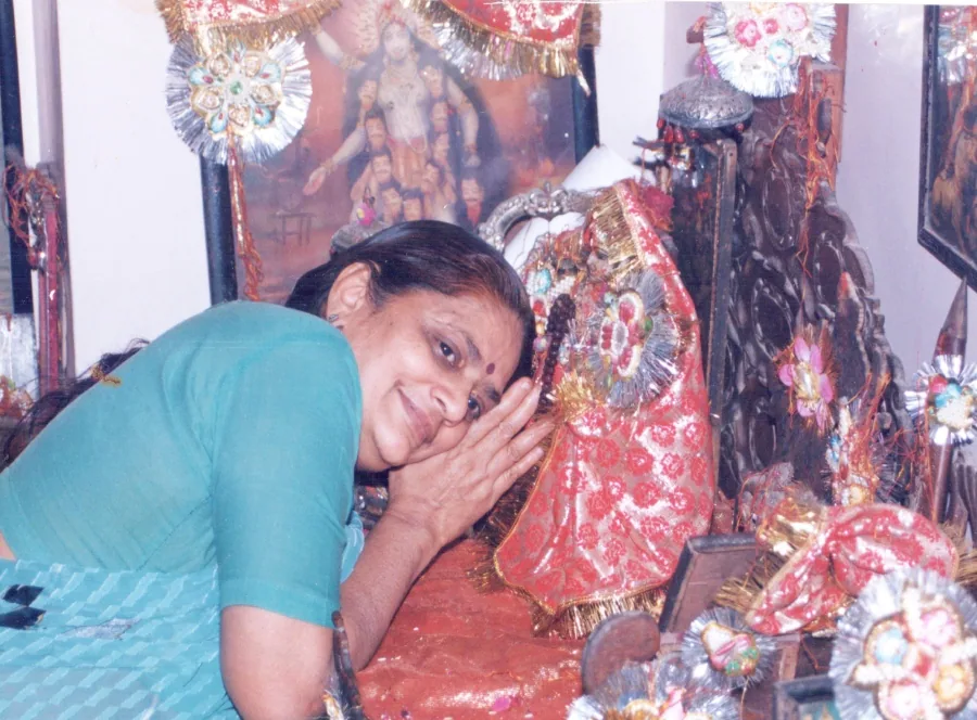 माँ के चरणों में सिर टिकाए भावविभोर माँ बसन्ती जी
