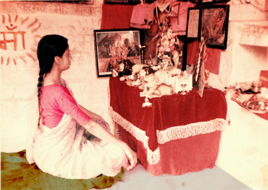 माँ बसन्ती जी घर के पूजा-स्थल पर आराधना करते हुए