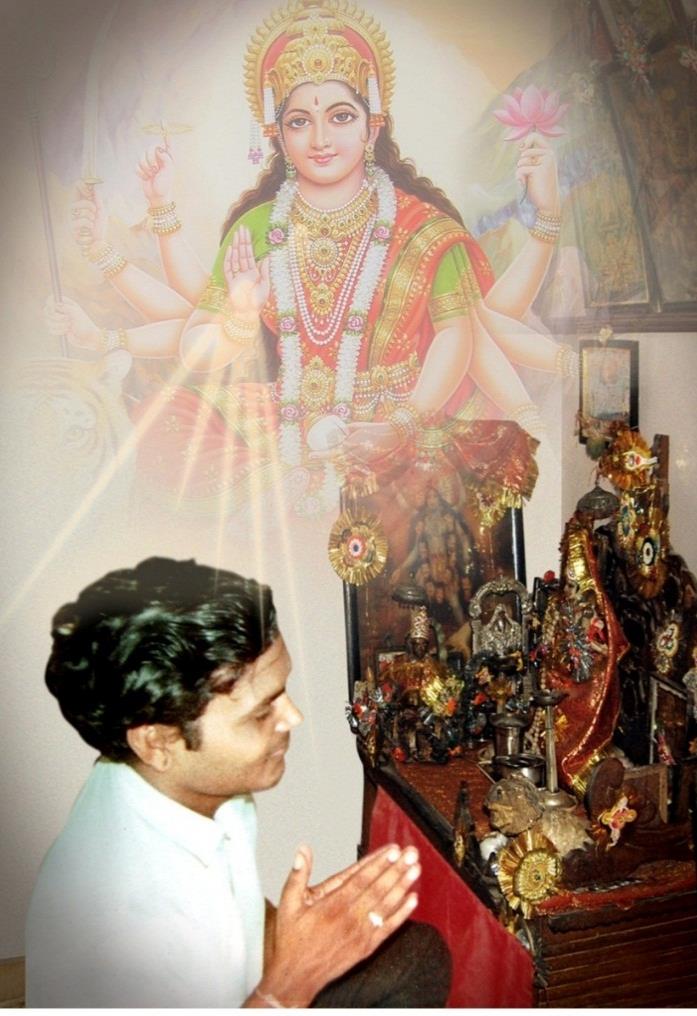 भैया जी माँ त्रिपुरसुन्दरी के समक्ष आराधना करते हुए