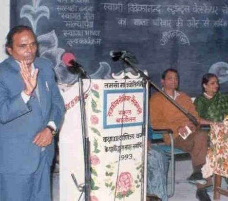 1993 में एक विद्यालय द्वारा स्वामी विवेकानन्द ट्रस्ट-परिवार का स्वागत