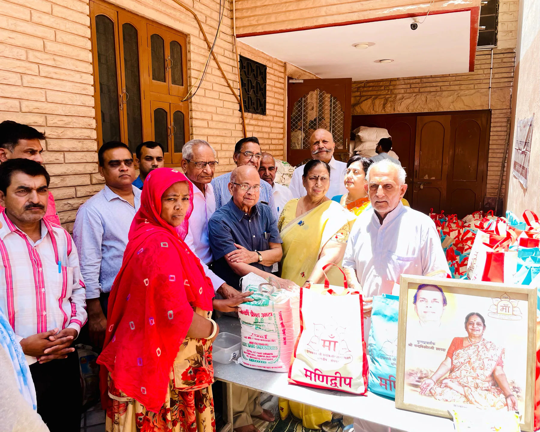 जरूरतमंद परिवार को खाद्यान्न किट देते हुए