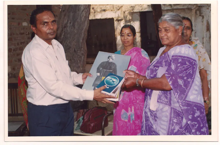 सद्साहित्य वितरण का चित्र