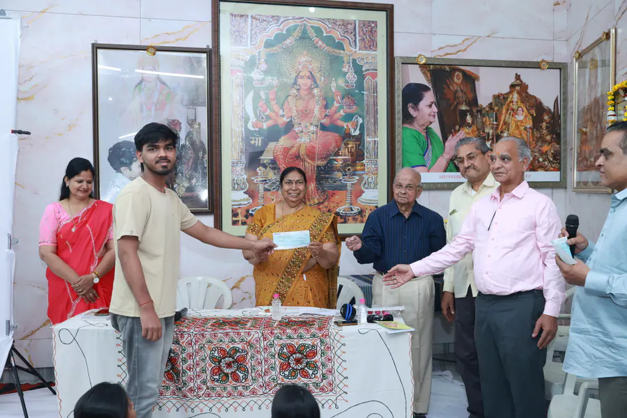छात्रवृत्ति वितरण का चित्र