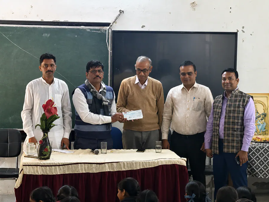 छात्रवृत्ति वितरण का चित्र