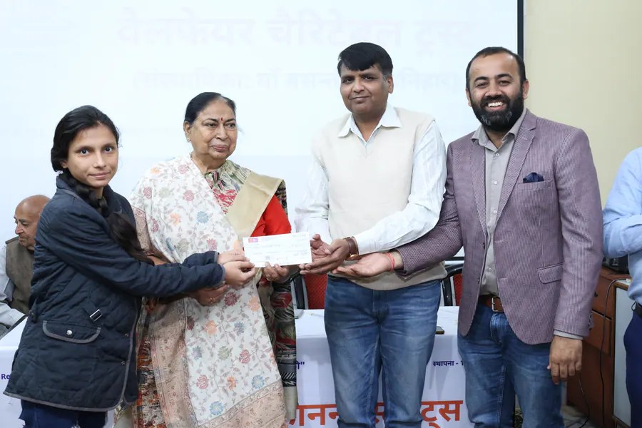 छात्रवृत्ति वितरण का चित्र