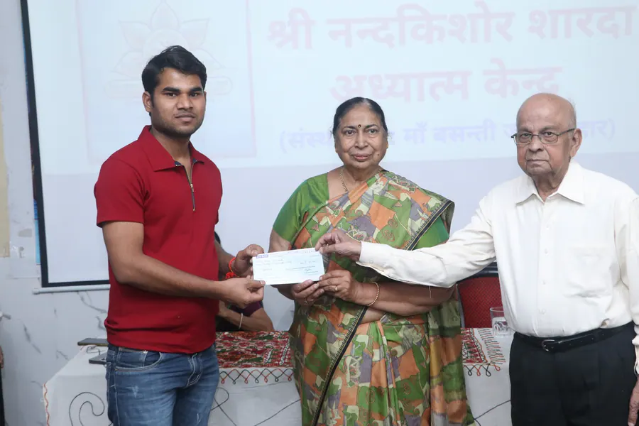 छात्रवृत्ति वितरण का चित्र