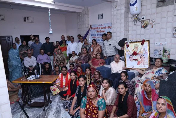 वात्सल्यमयी माँ बसन्ती जी मनिहार सिलाई केन्द्र के प्रशिक्षणार्थी और परिवार-जन