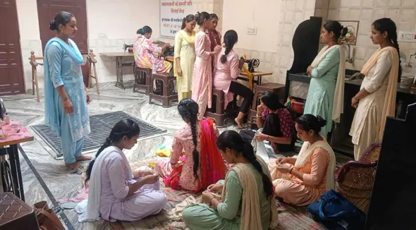 सिलाई केन्द्र का चित्र