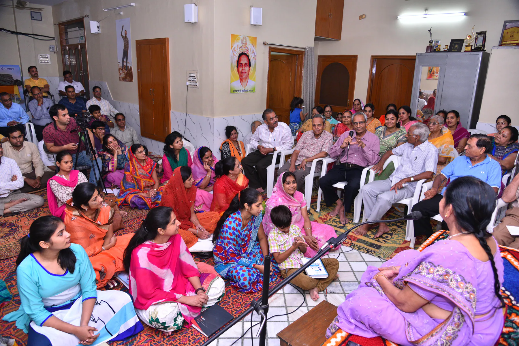 आध्यात्मिक ज्ञान चर्चा में सम्मिलित साधक — गृहस्थ जीवन में रहते हुए साधना