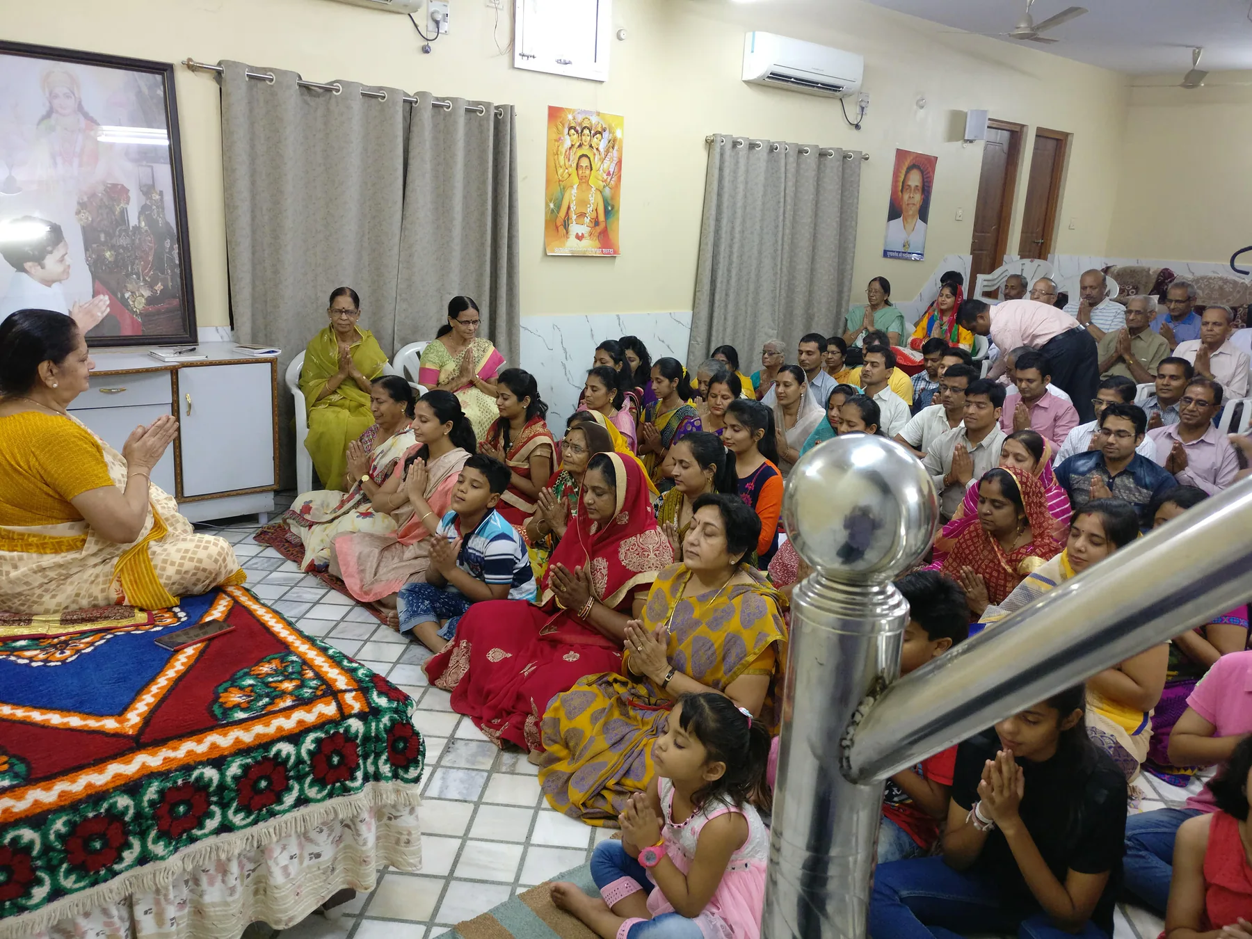 आध्यात्मिक ज्ञान चर्चा में प्रार्थना का क्षण — हाथ जोड़े साधक