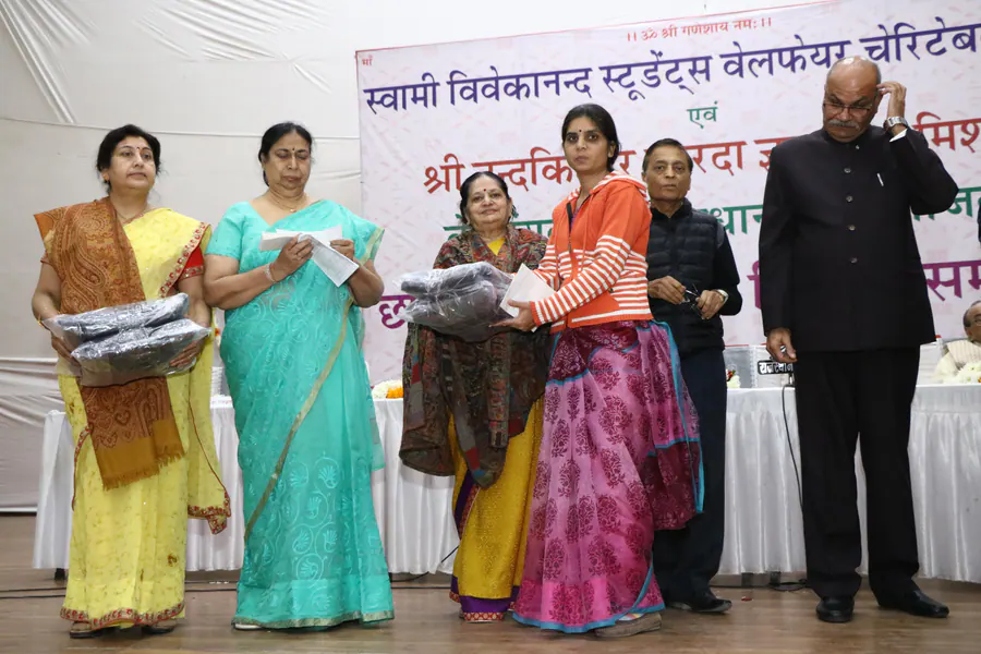 स्कूल सामग्री वितरण का चित्र