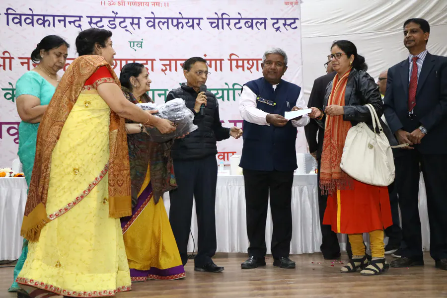 स्कूल सामग्री वितरण का चित्र