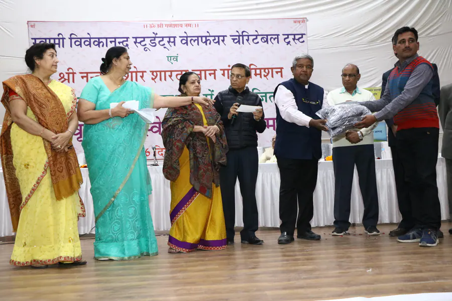 स्कूल सामग्री वितरण का चित्र