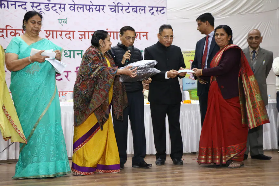 स्कूल सामग्री वितरण का चित्र