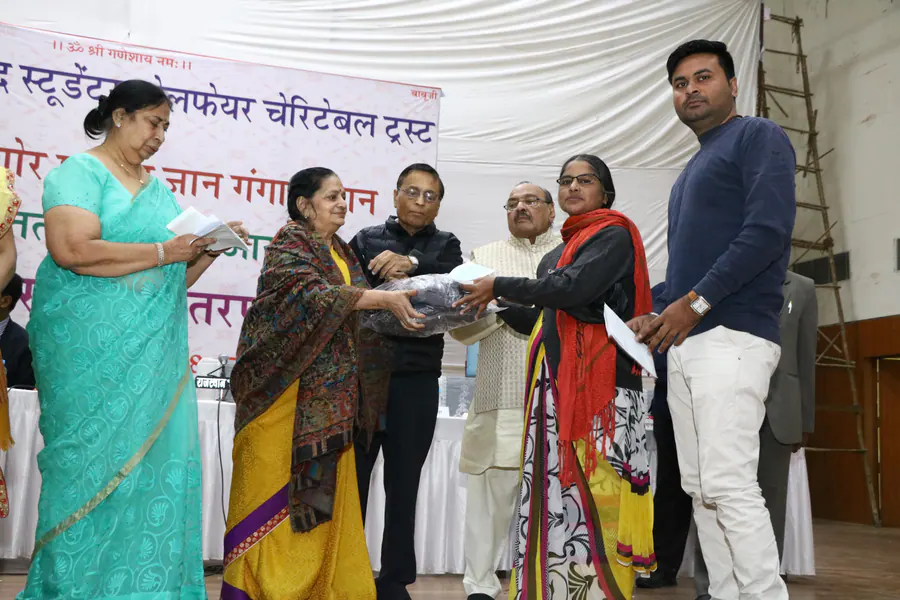 स्कूल सामग्री वितरण का चित्र