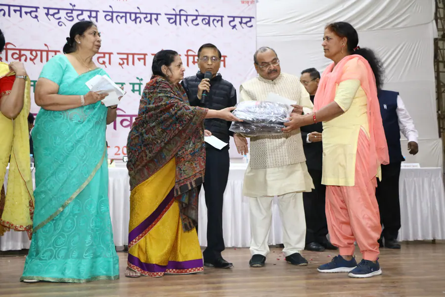 स्कूल सामग्री वितरण का चित्र