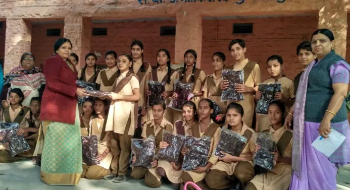 स्कूल सामग्री वितरण का चित्र