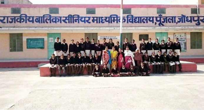 स्कूल सामग्री वितरण का चित्र
