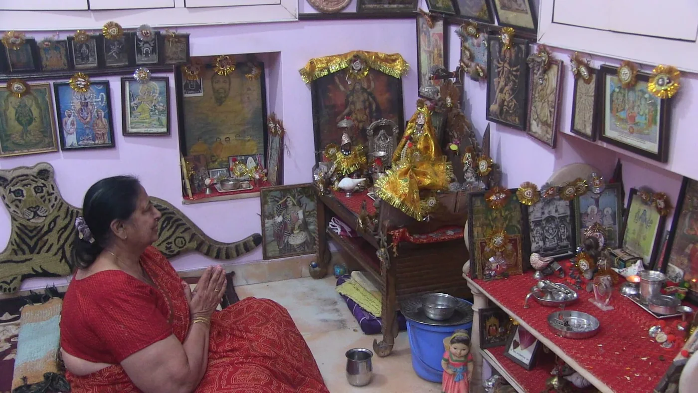 मधु माँ की आध्यात्मिक नींव का भावपूर्ण चित्र