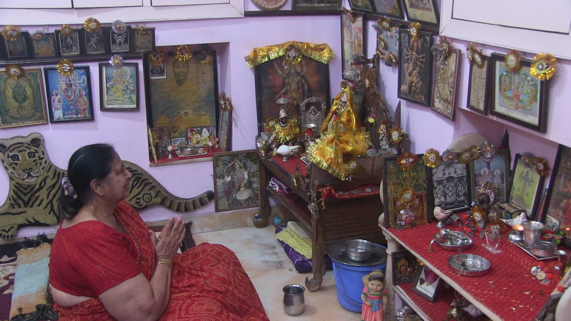 मधु माँ पूजा-स्थल पर आराधना करते हुए