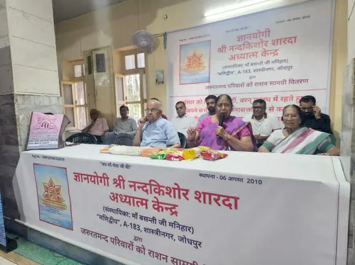 मधु आडवानी उपस्थित जनसमूह को सम्बोधित करते हुए, मेज़ पर खाद्य सामग्री