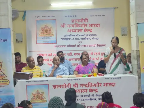 अतिथिगण एवं ट्रस्ट सदस्य लाभार्थी परिवारों के साथ