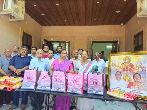 भैया जी एवं माँ बसन्ती मनिहार के चित्र के समक्ष 'माँ' खाद्य किट का वितरण