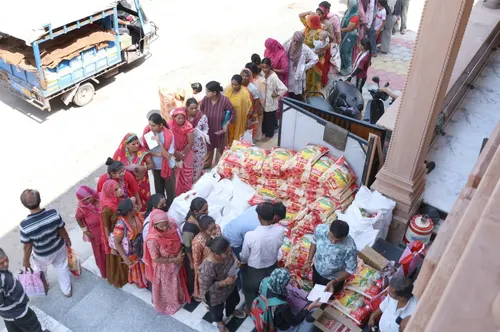 खाद्यान्न किट लेने के लिए कतार में खड़े परिवारों का दृश्य
