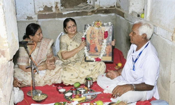 सिद्धपीठ में माँ त्रिपुरसुन्दरी के चित्र की आराधना