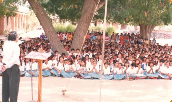 भैया जी विद्यालय में छात्राओं को शिक्षा का महत्व समझाते हुए