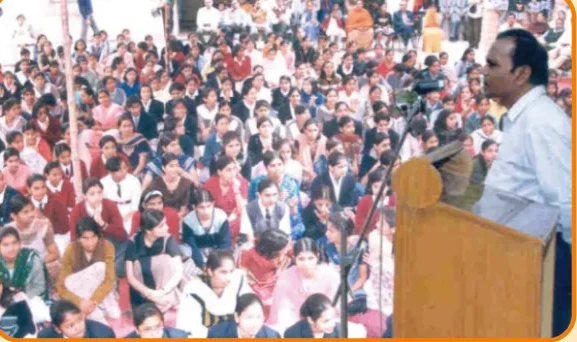 भैया जी विद्यालय में छात्राओं को ज्ञानवर्धक उद्बोधन देते हुए