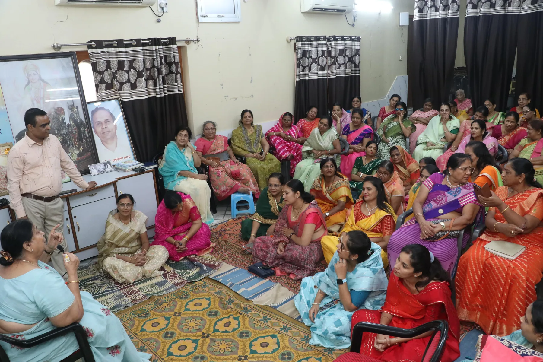 ज्ञान चर्चा और आध्यात्मिक मार्गदर्शन का दृश्य