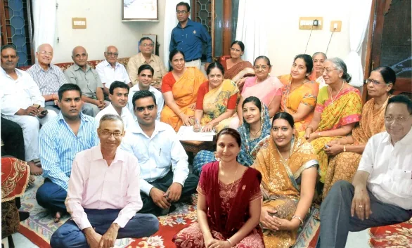 ट्रस्ट की स्थापना के अवसर पर परिवार-जनों का समूह